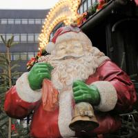 5087_2539 Weihnachtsmann mit Glocke als Dekoration auf einem Hamburger Weihnachtsmarkt. | Adventszeit  in Hamburg - Weihnachtsmarkt - VOL. 2